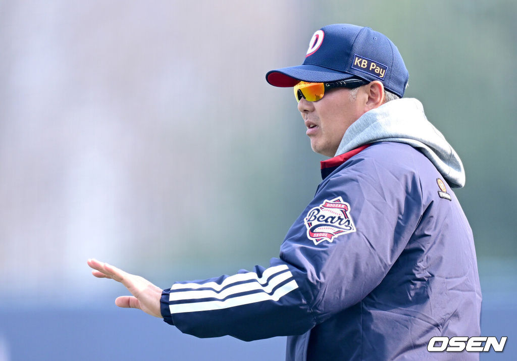 15일 경기도 이천 두산베어스파크에서 ‘2026 신한 SOL KBO리그’ 시범경기 두산 베어스와 삼성 라이온즈의 경기가 열렸다.이날 경기는 홈팀 두산이 8-2로 승리를 거뒀다.경기를 마치고 승리한 두산 김원형 감독이 선수들을 맞이하고 있다. 2026.03.15 / dreamer@osen.co.kr