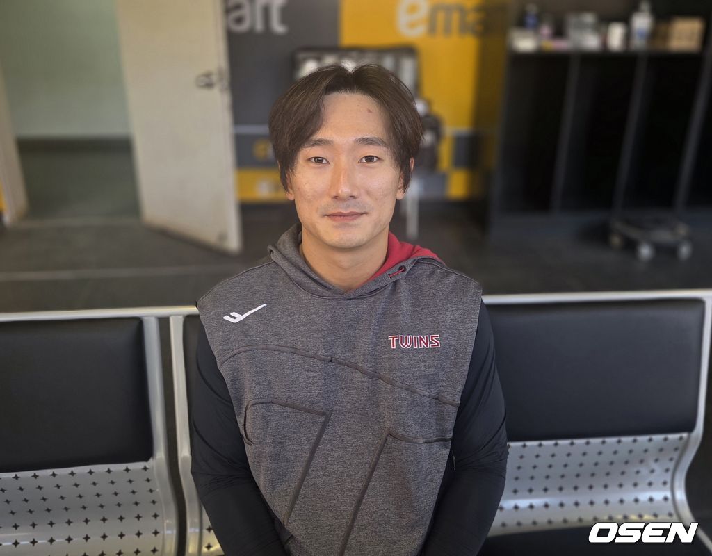 월드베이스볼클래식(WBC)에 출전하고 복귀한 프로야구 LG 트윈스 신민재가 19일 인천 SSG랜더스필드에서 시범경기를 앞두고 취재진과 인터뷰를 하고 있다. /orange@osen.co.kr