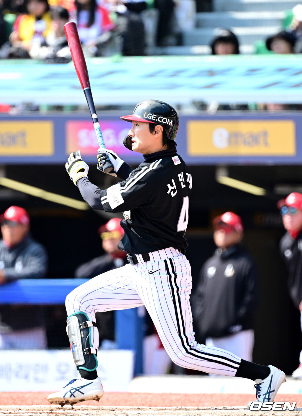 20일 인천 SSG랜더스필드에서 ‘2026 신한 SOL KBO리그’ 시범경기 SSG 랜더스와 LG 트윈스 경기가 열렸다.홈팀 SSG는 김민준, 방문팀 LG는 요니 치리노스를 선발로 내세웠다.3회초 2사 1루 상황 LG 신민재가 안타를 날리고 있다. 2026.03.20 / dreamer@osen.co.kr