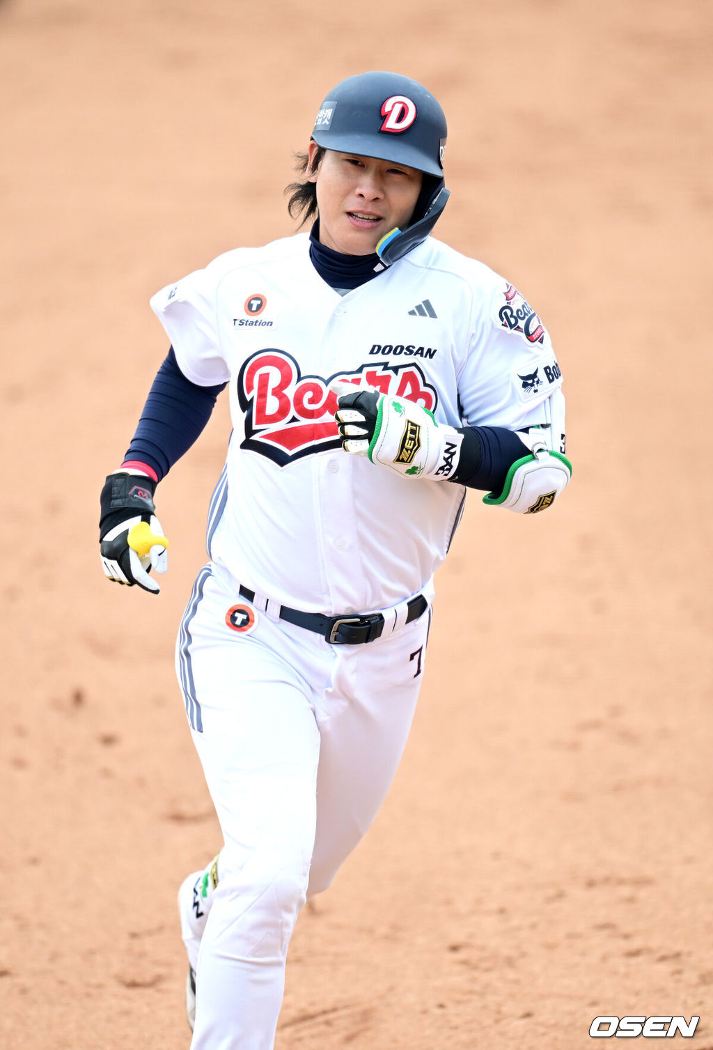 15일 경기도 이천 두산베어스파크에서 ‘2026 신한 SOL KBO리그’ 시범경기 두산 베어스와 삼성 라이온즈의 경기가 열렸다.홈팀 두산은 최승용, 방문팀 삼성은 임기영을 선발로 내세웠다.4회말 2사 1, 2루 상황 두산 박찬호가 달아나는 좌월 스리런포를 날리고 그라운드를 돌고 있다. 2026.03.15 / dreamer@osen.co.kr