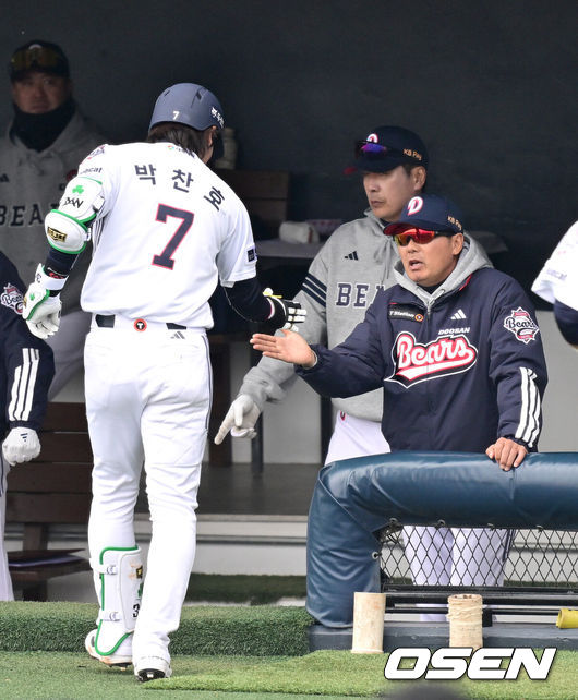 [OSEN=이천, 최규한 기자] 15일 경기도 이천 두산베어스파크에서 ‘2026 신한 SOL KBO리그’ 시범경기 두산 베어스와 삼성 라이온즈의 경기가 열렸다.홈팀 두산은 최승용, 방문팀 삼성은 임기영을 선발로 내세웠다.4회말 2사 1, 2루 상황 두산 박찬호가 달아나는 좌월 스리런포를 날리고 김원형 감독과 인사를 나누고 있다. 2026.03.15 / dreamer@osen.co.kr