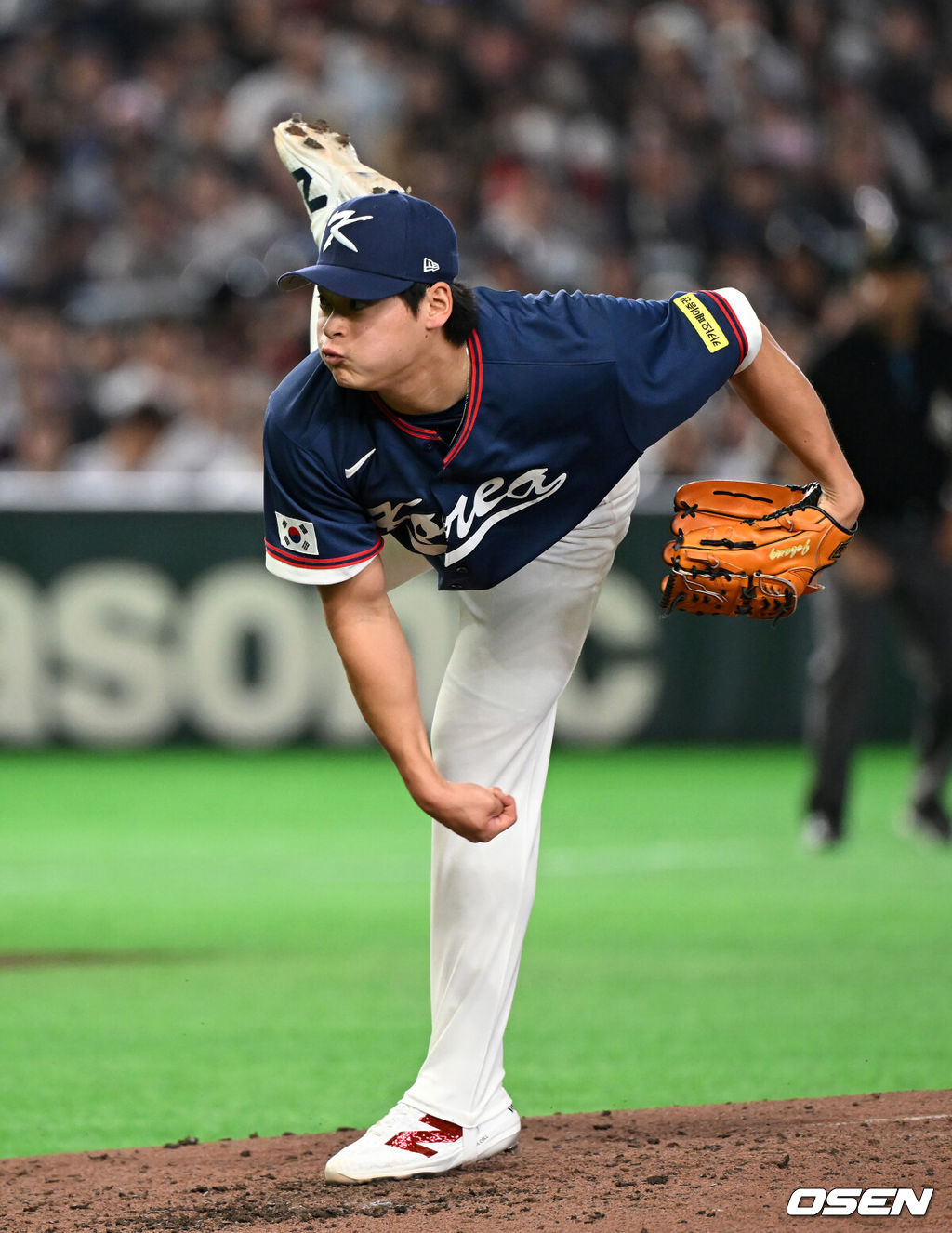 7일 일본 도쿄돔에서 2026 월드베이스볼클래식(WBC) 조별리그 C조 대한민국과 일본의 경기가 열렸다.한국은 잠수함 고영표, 일본은 좌완 기쿠치 유세이를 선발로 내세웠다. WBC에서 2006년 4강, 2009년 준우승을 차지한 한국은 이후 3개 대회(2013년, 2017년, 2023년)에서 연달아 1라운드를 통과하지 못하고 있다. 이번 대회에서는 8강 토너먼트 복귀를 목표로 대회에 임하고 있다. 지난 5일 체코와의 첫 경기에서는 11-4로 대승을 거두며 좋은 출발을 했다. 3회말 한국 조병현이 역투하고 있다. 2026.03.07 /spjj@osen.co.kr