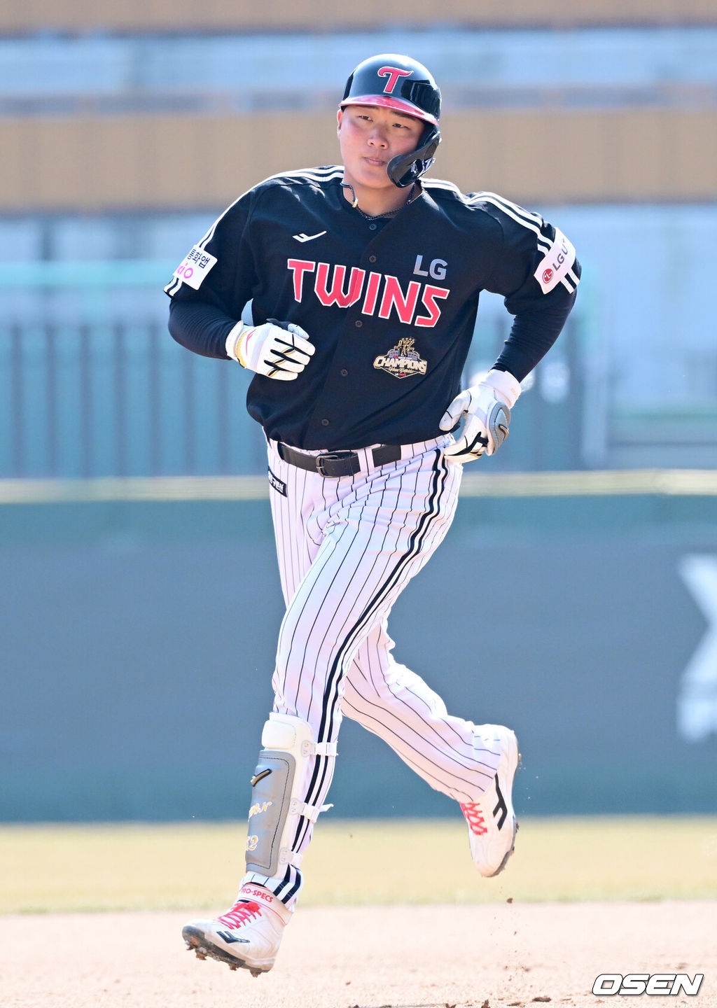 20일 인천 SSG랜더스필드에서 ‘2026 신한 SOL KBO리그’ 시범경기 SSG 랜더스와 LG 트윈스 경기가 열렸다.홈팀 SSG는 김민준, 방문팀 LG는 요니 치리노스를 선발로 내세웠다.6회초 1사 주자없는 상황 LG 이재원이 동점 좌월 솔로포를 날리고 그라운드를 돌고 있다. 2026.03.20 / dreamer@osen.co.kr