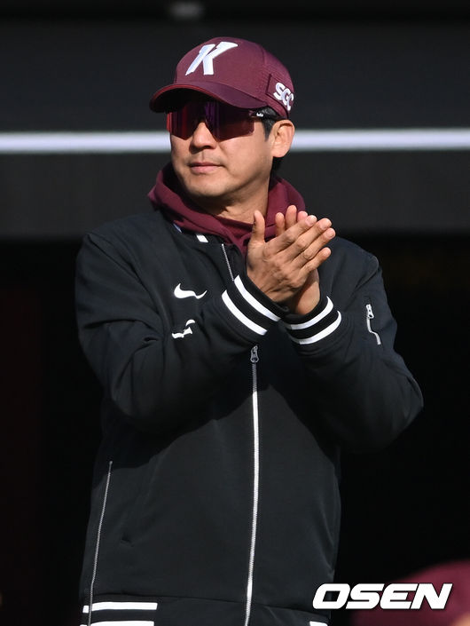 [OSEN=수원, 조은정 기자]19일 경기도 수원 KT위즈파크에서 ‘2026 신한 SOL KBO리그’ 시범경기 KT 위즈와 키움 히어로즈의 경기가 열렸다.이날 경기는 키움이 5년 만에 돌아온 서건창의 결승타에 힘 입어 11-4로 승리했다.경기 종료 후 키움 설종진 감독이 선수단에게 박수를 보내고 있다. 2026.03.19 /cej@osen.co.kr