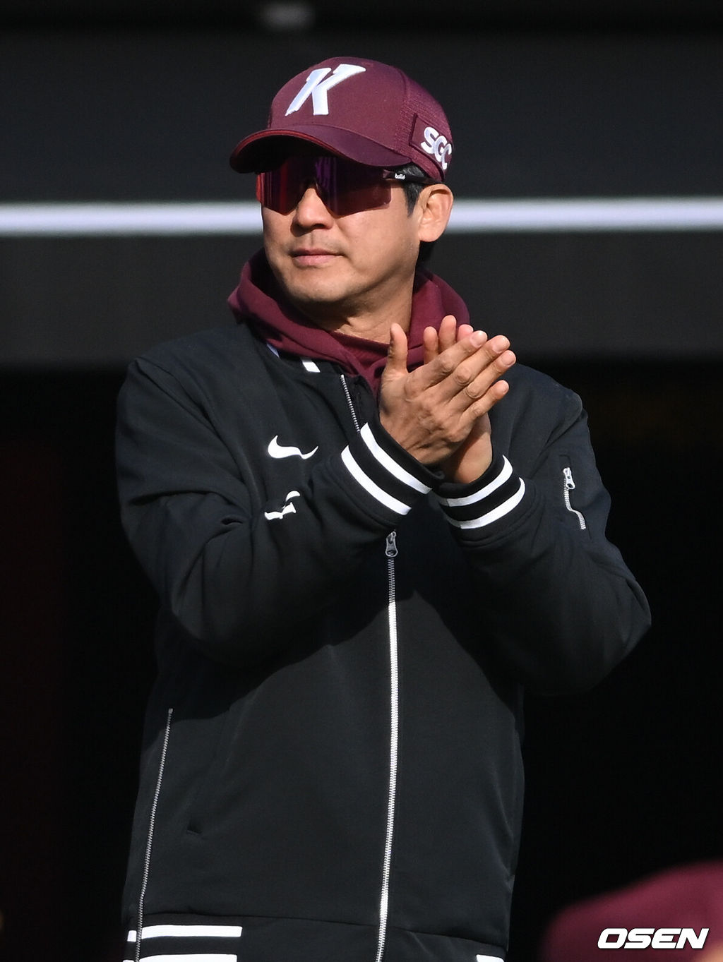 19일 경기도 수원 KT위즈파크에서 ‘2026 신한 SOL KBO리그’ 시범경기 KT 위즈와 키움 히어로즈의 경기가 열렸다.이날 경기는 키움이 5년 만에 돌아온 서건창의 결승타에 힘 입어 11-4로 승리했다.경기 종료 후 키움 설종진 감독이 선수단에게 박수를 보내고 있다. 2026.03.19 /cej@osen.co.kr