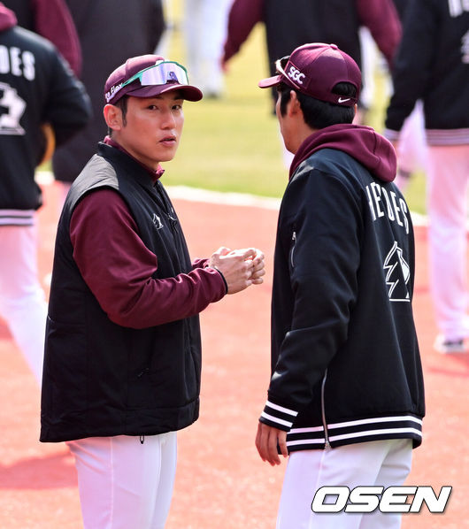 [OSEN=수원, 지형준 기자] 20일 경기도 수원 KT위즈파크에서 ‘2026 신한 SOL KBO리그’ 시범경기 KT 위즈와 키움 히어로즈의 경기가 열렸다.KT는 10위(1승 2무 4패), 키움는 공동 8위(2승 1무 4패)를 기록중이다. 경기에 앞서 키움 서건창이 훈련을 준비하고 있다. 2026.03.20&nbsp;/ jpnews@osen.co.kr