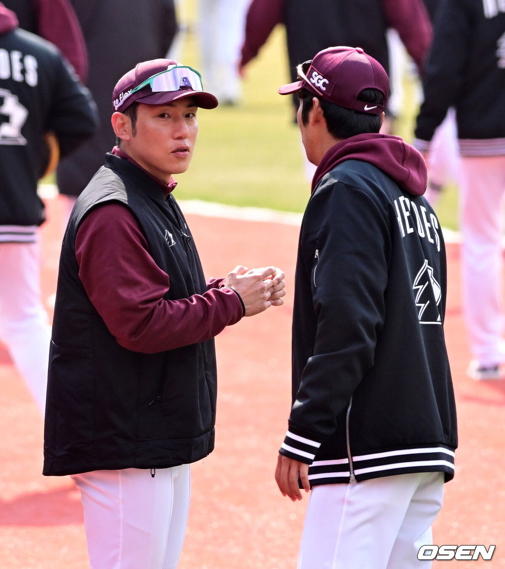 20일 경기도 수원 KT위즈파크에서 ‘2026 신한 SOL KBO리그’ 시범경기 KT 위즈와 키움 히어로즈의 경기가 열렸다.KT는 10위(1승 2무 4패), 키움는 공동 8위(2승 1무 4패)를 기록중이다. 경기에 앞서 키움 서건창이 훈련을 준비하고 있다. 2026.03.20 / jpnews@osen.co.kr
