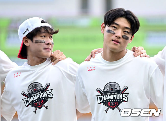 [OSEN=인천, 최규한 기자] 프로야구 KIA 타이거즈가 정규시즌에서 우승을 거머쥐었다.정규시즌 우승까지 매직넘버 1을 남겨두고 있던 KIA는 이날 경기에서 승리하거나 서울 잠실구장에서 열린 두산과 삼성의 경기에서 삼성이 패하면 우승을 확정할 수 있었다. 자력우승에 도전했던 KIA는 SSG에 패하며 자력우승을 하지는 못했지만 두산이 삼성을 8-4로 격파하면서 마지막 매직넘버를 줄이고 정규시즌 우승을 확정했다. 1991년, 1993년, 1996~1997년, 2009년, 2017년에 이은 구단 역대 7번째 우승이다.&nbsp;KIA 김도영(오른쪽)과 박찬호를 비롯한 선수들이 우승을 기뻐하고 있다. 2024.09.17 / dreamer@osen.co.kr