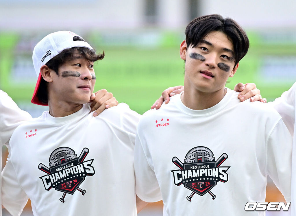 프로야구 KIA 타이거즈가 정규시즌에서 우승을 거머쥐었다.정규시즌 우승까지 매직넘버 1을 남겨두고 있던 KIA는 이날 경기에서 승리하거나 서울 잠실구장에서 열린 두산과 삼성의 경기에서 삼성이 패하면 우승을 확정할 수 있었다. 자력우승에 도전했던 KIA는 SSG에 패하며 자력우승을 하지는 못했지만 두산이 삼성을 8-4로 격파하면서 마지막 매직넘버를 줄이고 정규시즌 우승을 확정했다. 1991년, 1993년, 1996~1997년, 2009년, 2017년에 이은 구단 역대 7번째 우승이다. KIA 김도영(오른쪽)과 박찬호를 비롯한 선수들이 우승을 기뻐하고 있다. 2024.09.17 / dreamer@osen.co.kr