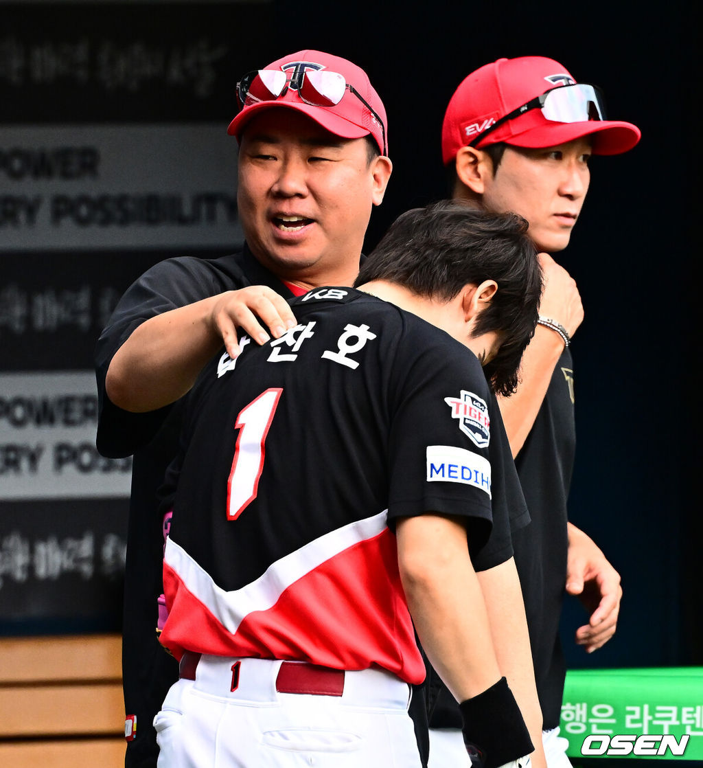 13일 오후 서울 잠실구장에서 ‘2025 신한 SOL Bank KBO리그’ LG 트윈스와 KIA 타이거즈의 경기가 열렸다.LG는 임찬규, KIA는 이의리가 선발로 나섰다.경기에 앞서 KIA 이범호 감독이 박찬호와 이야기를 나누고 있다. 2025.09.13 /jpnews@osen.co.kr