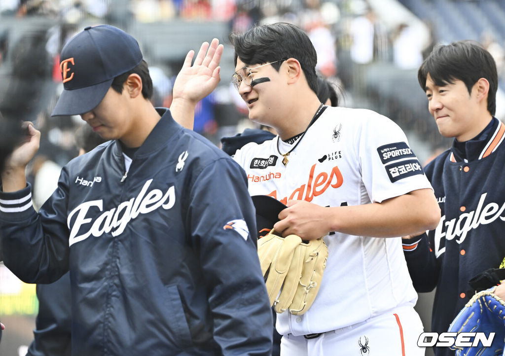 프로야구 한화 이글스가 KIA 마운드를 두드리고 시범경기 2연승을 달성했다.김경문 감독이 이끄는 한화는 20일 대전 한화생명 볼파크에서 열린 2026 신한 SOL KBO리그 KIA와의 시범경기에서 13-8로 승리했다. 전날 7-5 끝내기 승리를 거뒀던 한화는 이틀 연속 KIA를 잡고 시범경기 전적 4승4패를 만들었다.경기종료 후 한화 김서현이 코칭스태프와 하이파이브를 하고 있다    2026.03.20 / soul1014@osen.co.kr