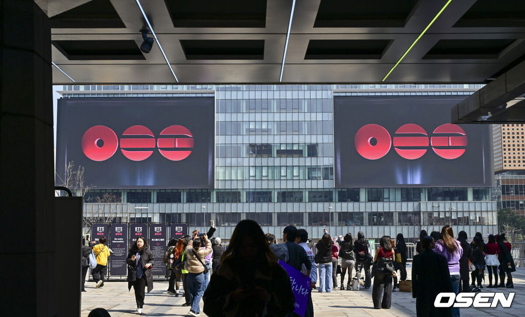 그룹 방탄소년단(BTS)이 21일 서울 광화문 광장에서 무료 복귀 공연 'BTS 컴백 라이브: 아리랑'(BTS THE COMEBACK LIVE | ARIRANG)을 펼친다.방탄소년단은 이날 공연에서 1시간에 걸쳐 신곡과 히트곡을 들려줄 예정이다. 방탄소년단은 전날 3년 9개월 만의 새 앨범인 정규 5집 ‘아리랑’을 발표했다. 타이틀곡 ‘스윔’은 멜론 ‘톱 100’ 차트 1위에 올랐고, 실물 음반도 발매 당일 약 400만장이 팔렸다. 2026.03.21 / soul1014@osen.co.kr