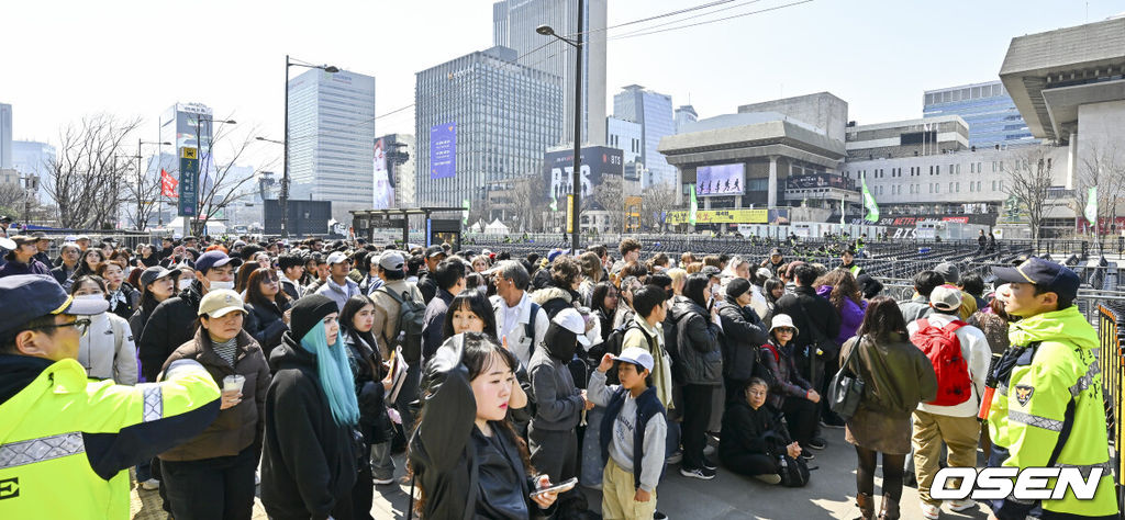 그룹 방탄소년단(BTS)이 21일 서울 광화문 광장에서 무료 복귀 공연 'BTS 컴백 라이브: 아리랑'(BTS THE COMEBACK LIVE | ARIRANG)을 펼친다.방탄소년단은 이날 공연에서 1시간에 걸쳐 신곡과 히트곡을 들려줄 예정이다. 방탄소년단은 전날 3년 9개월 만의 새 앨범인 정규 5집 ‘아리랑’을 발표했다. 타이틀곡 ‘스윔’은 멜론 ‘톱 100’ 차트 1위에 올랐고, 실물 음반도 발매 당일 약 400만장이 팔렸다. 2026.03.21 / soul1014@osen.co.kr