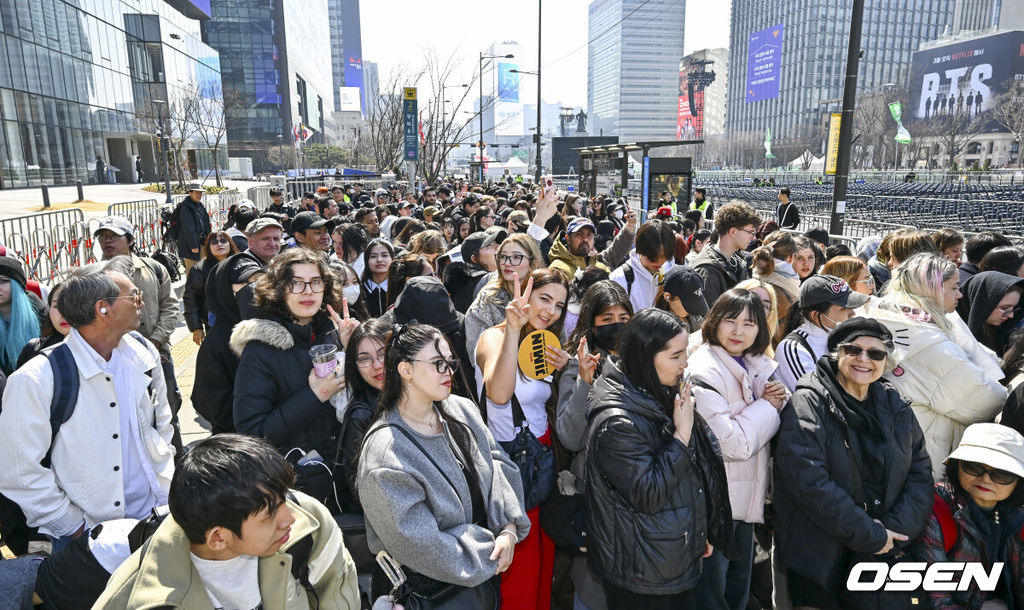 그룹 방탄소년단(BTS)이 21일 서울 광화문 광장에서 무료 복귀 공연 'BTS 컴백 라이브: 아리랑'(BTS THE COMEBACK LIVE | ARIRANG)을 펼친다.방탄소년단은 이날 공연에서 1시간에 걸쳐 신곡과 히트곡을 들려줄 예정이다. 방탄소년단은 전날 3년 9개월 만의 새 앨범인 정규 5집 ‘아리랑’을 발표했다. 타이틀곡 ‘스윔’은 멜론 ‘톱 100’ 차트 1위에 올랐고, 실물 음반도 발매 당일 약 400만장이 팔렸다. 2026.03.21 / soul1014@osen.co.kr