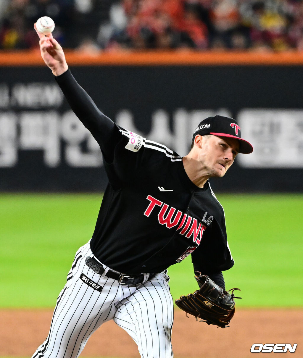 31일 대전 한화생명볼파크에서 2025 신한 SOL Bank KBO리그 포스트시즌 한국시리즈 5차전 한화 이글스와 LG 트윈스의 경기가 열렸다.이날 경기에 한화는 문동주를, LG는 톨허스트를 선발투수로 내세웠다. 5회말 LG 톨허스트가 역투하고 있다. 2025.10.31 /jpnews@osen.co.kr