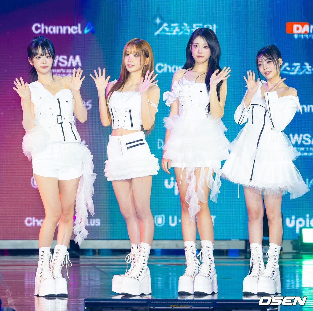 11일 오후 서울 성북구 고려대학교 화정체육관에서 '제2회 디 어워즈(D AWARDS with upick)' 레드카펫 행사가 열렸다. 이 행사에는 3MC인 이종원, 신예은, 명재현과 함께 가수 최립우, 에이엠피(AxMxP), 아홉(AHOF), 킥플립(KickFlip), 이즈나(izna), 넥스지(NEXZ), 하이파이유니콘(Hi-Fi Un!corn), 큐더블유이알(QWER), 피프티피프티(FIFTY FIFTY), 82메이저(82MAJOR), 싸이커스(xikers), 피원하모니(P1Harmony), 엔시티 위시(NCT WISH), 제로베이스원(ZEROBASEONE), 보이넥스트도어(BOYNEXTDOOR), 엔하이픈(ENHYPEN) 등 이 참석했다.QWER이 입장하며 포즈를 취하고 있다. 2026.02.11 / rumi@osen.co.kr