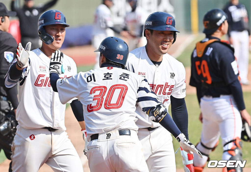 21일 부산 사직야구장에서 2026 신한 SOL KBO 리그 롯데 자이언츠와 한화 이글스의 시범경기가 열렸다. 홈팀 롯데는 로드리게스가, 방문팀 한화는 엄상백이 선발 출전했다.롯데 자이언츠 전준우와 노진혁이 6회말 2사 만루 손성빈의 우익수 앞 2타점 안타때 득점을 올리고 이호준과 하이파이브를 하고 있다. 2026.03.21 / foto0307@osen.co.kr