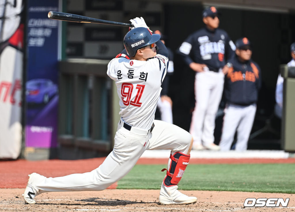 21일 부산 사직야구장에서 2026 신한 SOL KBO 리그 롯데 자이언츠와 한화 이글스의 시범경기가 열렸다. 홈팀 롯데는 로드리게스가, 방문팀 한화는 엄상백이 선발 출전했다.롯데 자이언츠 윤동희가 4회말 2사 2루 좌중간 1타점 2루타를 치고 있다. 2026.03.21 / foto0307@osen.co.kr