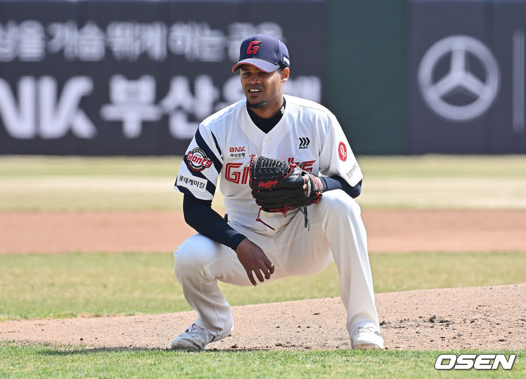 21일 부산 사직야구장에서 2026 신한 SOL KBO 리그 롯데 자이언츠와 한화 이글스의 시범경기가 열렸다. 홈팀 롯데는 로드리게스가, 방문팀 한화는 엄상백이 선발 출전했다.롯데 자이언츠 선발 투수 로드리게스가 1회초 무사 만루 한화 이글스 노시환에게 2타점 적시타를 맞고 아쉬워하고 있다. 2026.03.21 / foto0307@osen.co.kr
