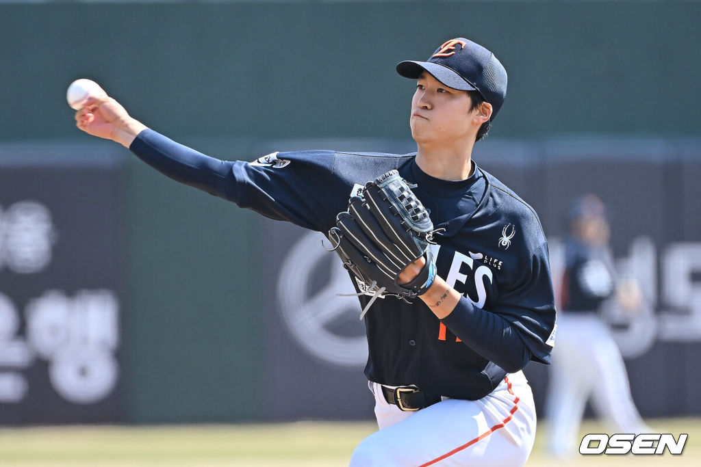 21일 부산 사직야구장에서 2026 신한 SOL KBO 리그 롯데 자이언츠와 한화 이글스의 시범경기가 열렸다. 홈팀 롯데는 로드리게스가, 방문팀 한화는 엄상백이 선발 출전했다.한화 이글스 선발 투수 엄상백이 역투하고 있다. 2026.03.21 / foto0307@osen.co.kr