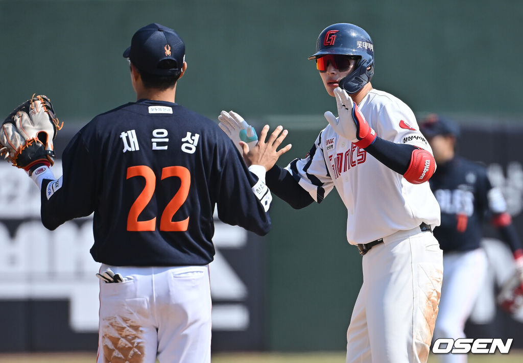 21일 부산 사직야구장에서 2026 신한 SOL KBO 리그 롯데 자이언츠와 한화 이글스의 시범경기가 열렸다. 홈팀 롯데는 로드리게스가, 방문팀 한화는 엄상백이 선발 출전했다.롯데 자이언츠 윤동희가 4회말 2사 2루 좌중간 1타점 2루타를 치고 손을 들어 보이고 있다. 2026.03.21 / foto0307@osen.co.kr