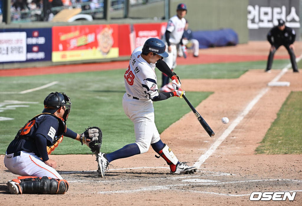 21일 부산 사직야구장에서 2026 신한 SOL KBO 리그 롯데 자이언츠와 한화 이글스의 시범경기가 열렸다. 홈팀 롯데는 로드리게스가, 방문팀 한화는 엄상백이 선발 출전했다.롯데 자이언츠 손성빈이 6회말 2사 만루 우익수 앞 2타점 안타를 치고 있다. 2026.03.21 / foto0307@osen.co.kr