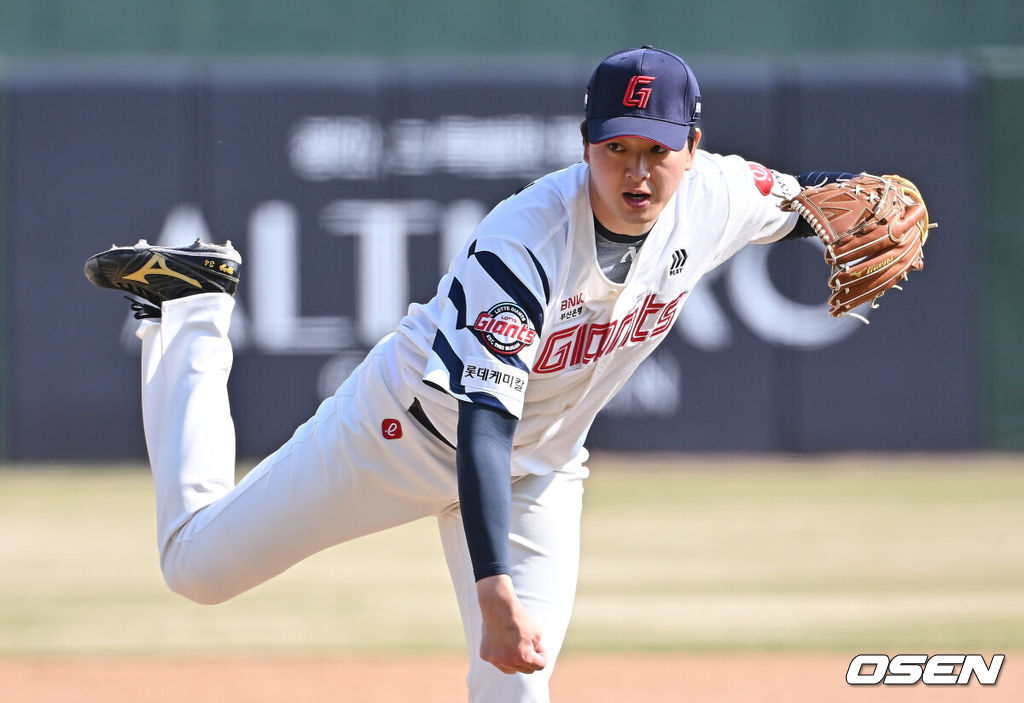 21일 부산 사직야구장에서 2026 신한 SOL KBO 리그 롯데 자이언츠와 한화 이글스의 시범경기가 열렸다. 홈팀 롯데는 로드리게스가, 방문팀 한화는 엄상백이 선발 출전했다.롯데 자이언츠 김원중이 역투하고 있다. 2026.03.21 / foto0307@osen.co.kr