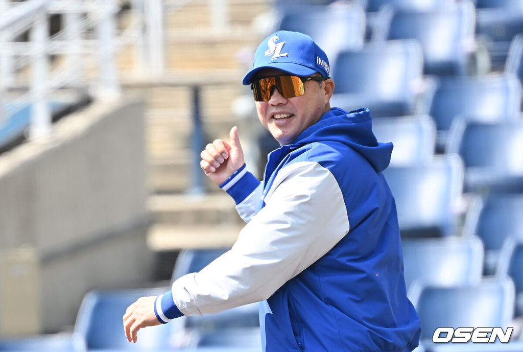 19일 창원NC파크에서 2026 신한 SOL KBO 리그 시범경기 NC 다이노스와 삼성 라이온즈의 경기가 열린다. 지난 12일 시작된 시범경기는 24일까지 진행되며, 각 팀이 12경기씩 총 60경기가 펼쳐진다.삼성 라이온즈 박진만 감독이 NC 다이노스 이호준 감독을 만나러 가고 있다. 2026.03.19 / foto0307@osen.co.kr