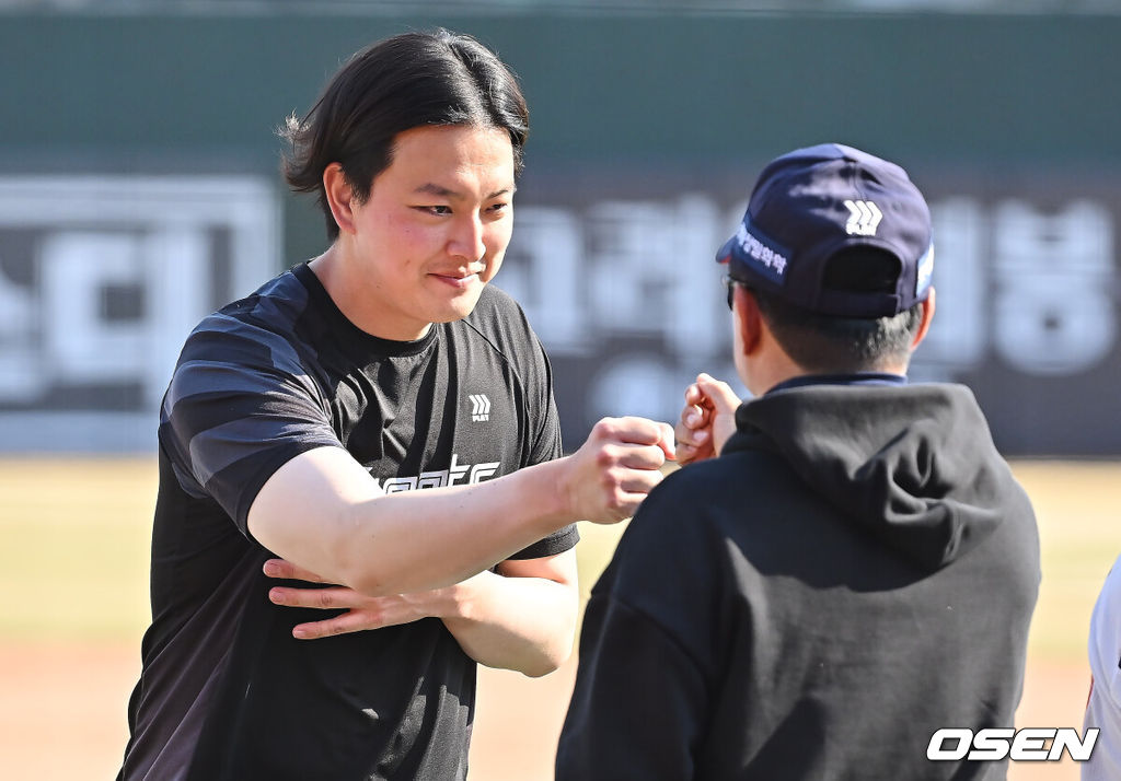 21일 부산 사직야구장에서 2026 신한 SOL KBO 리그 롯데 자이언츠와 한화 이글스의 시범경기가 열렸다. 홈팀 롯데는 로드리게스가, 방문팀 한화는 엄상백이 선발 출전했다.롯데 자이언츠 김원중이 12-6으로 승리한 후 김태형 감독과 기쁨을 나누고 있다. 2026.03.21 / foto0307@osen.co.kr