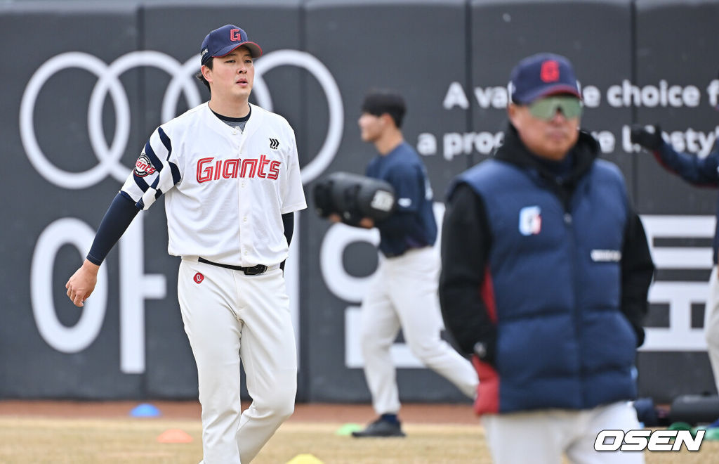 15일 부산 사직야구장에서 2026 신한 SOL KBO 리그 롯데 자이언츠와 LG 트윈스의 시범경기가 열린다. 지난 12일 시작된 시범경기는 24일까지 진행되며, 각 팀이 12경기씩 총 60경기가 펼쳐진다.롯데 자이언츠 김원중이 몸을 풀고 있다. 2026.03.15 / foto0307@osen.co.kr