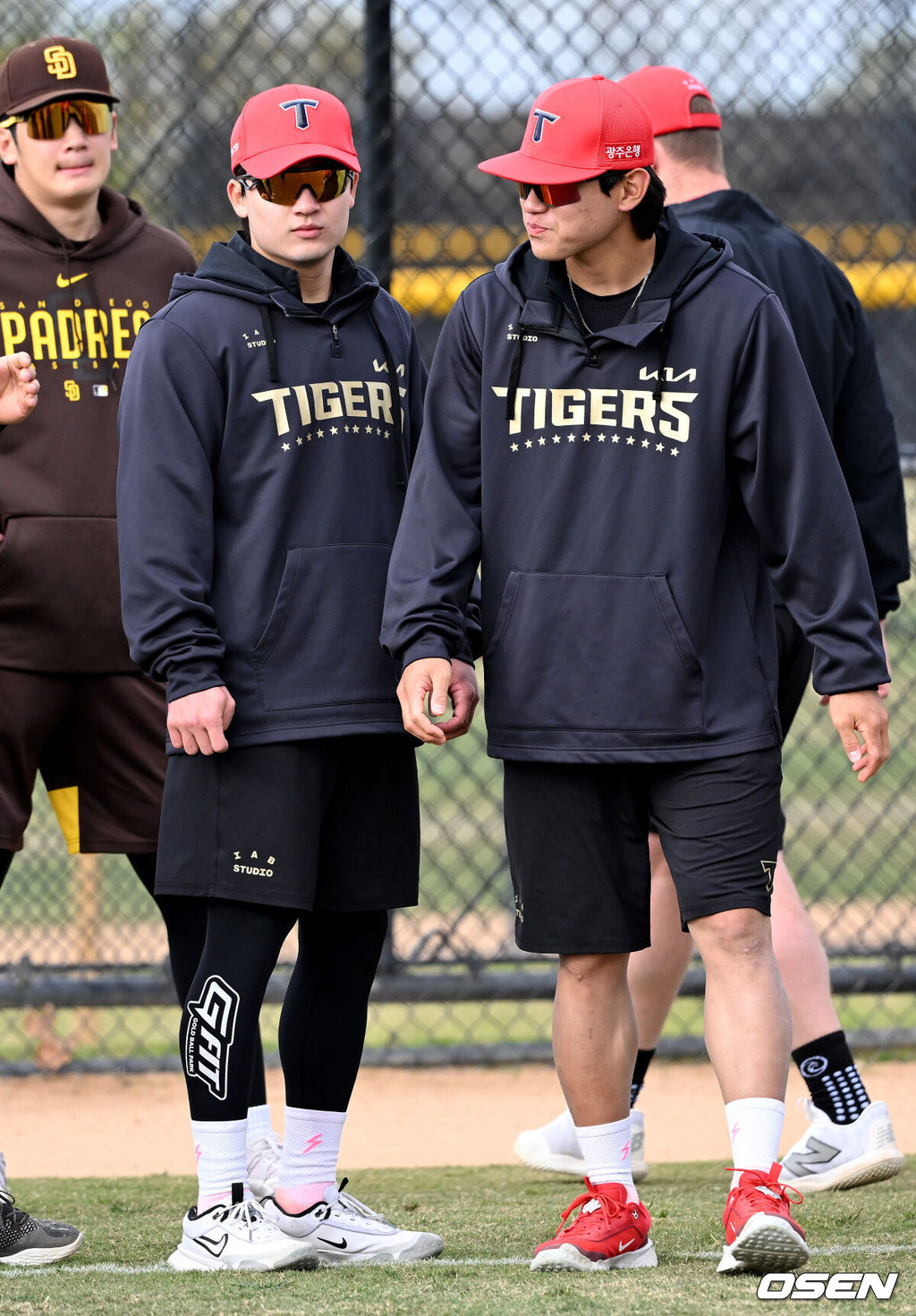 12일(한국시간) 미국 캘리포니아주 어바인 그레이트파크 베이스볼 컴플렉스에서 KIA 타이거즈의 1차 스프링캠프가 진행됐다.KIA 선수단은 오는 18일 미국에서 출발해 19일 인천으로 입국한 뒤 20일에 일본 오키나와로 건너가 21일부터 3월 4일까지 킨 구장에서 본격적인 실전을 치른다.KIA 윤도현과 김도영이 스트레칭을 하고 있다. 2025.02.12 / sunday@osen.co.kr