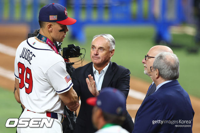 [사진] 미국 대표팀 애런 저지가 WBC 결승전을 마친 뒤 은메달을 받으며 롭 만프레드 커미셔너와 악수하고 있다. ⓒGettyimages(무단전재 및 재배포 금지)
