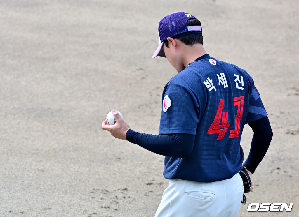 3일 일본 미야자키현 아야초 니시키바루 야구장에서 SSG 랜더스와 롯데 자이언츠의 연습경기가 열렸다. 롯데 투수 박세진이 훈련을 하고 있다. 2026.03.03 /jpnews@osen.co.kr