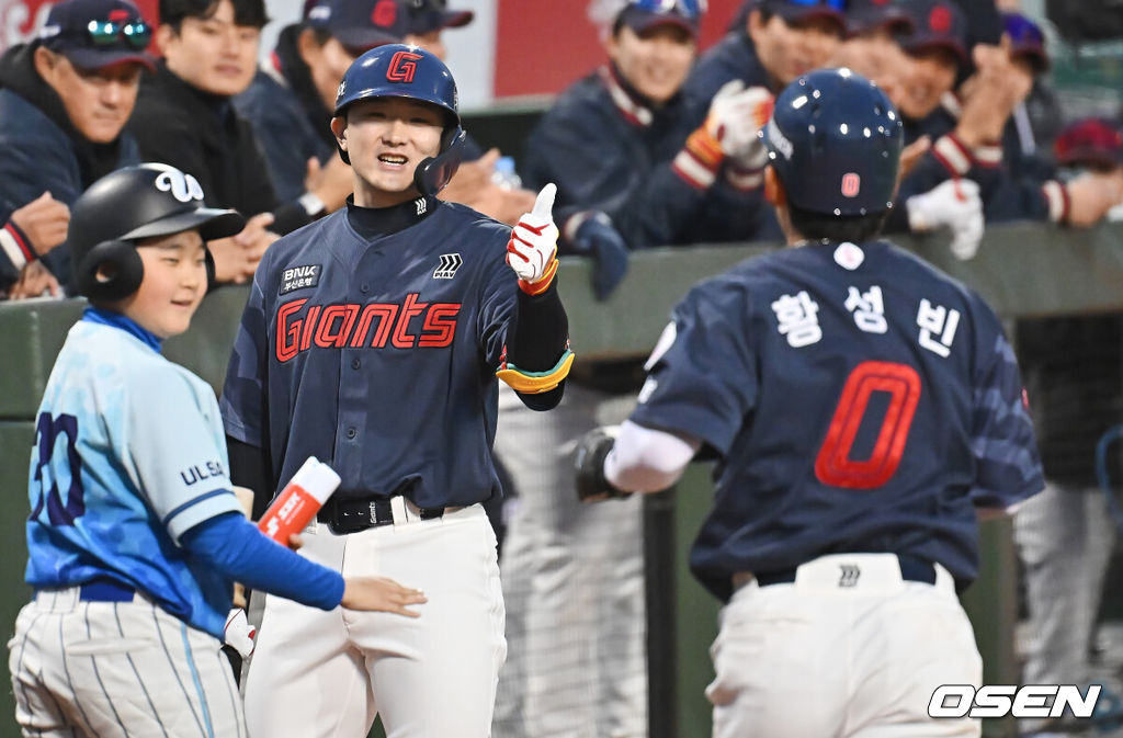20일 울산 문수야구장에서 2026 메디힐 KBO 퓨처스리그 울산 웨일즈와 롯데 자이언츠의 경기가 열렸다. 울산은 오카다를 선발로, 롯데는 현도훈을 선발로 출전시켰다. 롯데 자이언츠 신윤후가 1회초 득점을 올린 황성빈과 하이파이브를 하고 있다. 2026.03.20 / foto0307@osen.co.kr