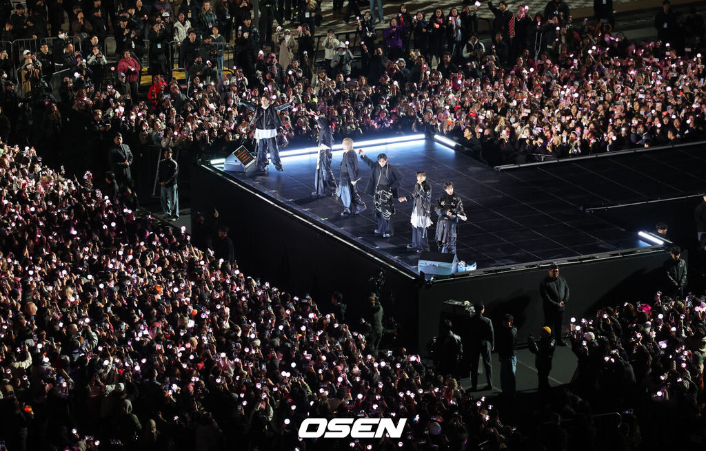 21일 오후 서울시 종로구 광화문 광장에서 'BTS 컴백 라이브: 아리랑'(BTS THE COMEBACK LIVE | ARIRANG) 공연이 열렸다.이번 공연은 BTS 멤버들이 약 3년 9개월 만에 선보이는 완전체 무대라는 점에서 전 세계 팬들의 이목을 집중시켰다. 특히 대한민국을 상징하는 공간인 광화문 광장에서 가수의 단독 공연이 열린 것은 이번이 처음으로 BTS의 글로벌 위상과 상징성을 다시 한번 입증했다.BTS가 공연을 펼치고 있다. 2026.03.21 /sunday@osen.co.kr[사진]사진공동취재단