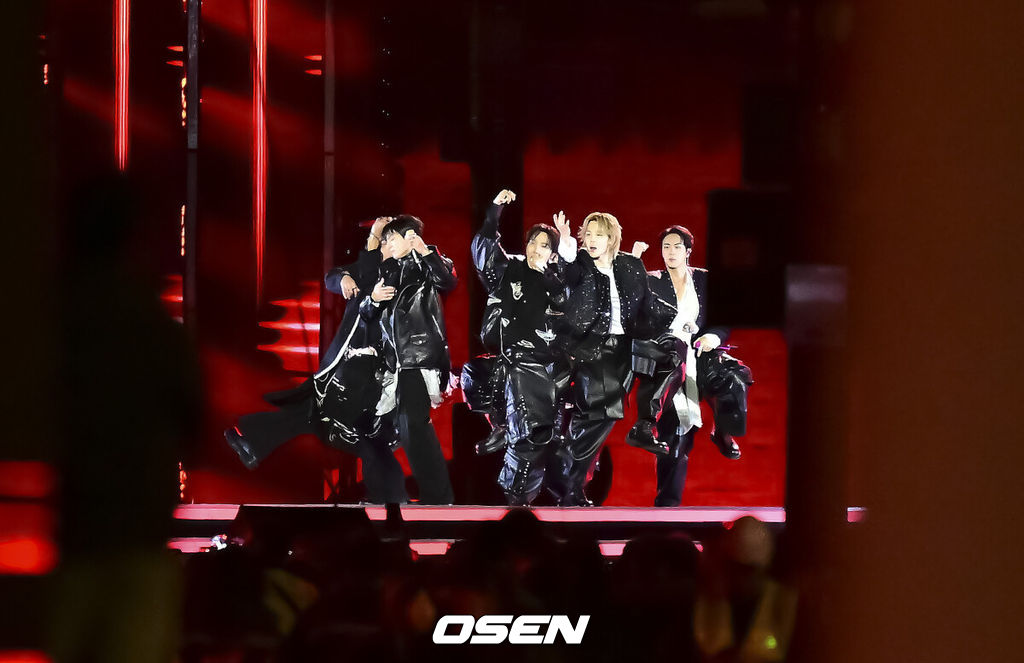 21일 오후 서울시 종로구 광화문 광장에서 'BTS 컴백 라이브: 아리랑'(BTS THE COMEBACK LIVE | ARIRANG) 공연이 열렸다.이번 공연은 BTS 멤버들이 약 3년 9개월 만에 선보이는 완전체 무대라는 점에서 전 세계 팬들의 이목을 집중시켰다. 특히 대한민국을 상징하는 공간인 광화문 광장에서 가수의 단독 공연이 열린 것은 이번이 처음으로 BTS의 글로벌 위상과 상징성을 다시 한번 입증했다.BTS가 공연을 펼치고 있다. 2026.03.21 / soul1014@osen.co.kr