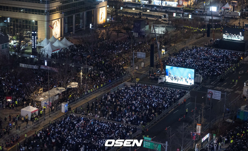 21일 오후 서울시 종로구 광화문 광장에서 'BTS 컴백 라이브: 아리랑'(BTS THE COMEBACK LIVE | ARIRANG) 공연이 열렸다.이번 공연은 BTS 멤버들이 약 3년 9개월 만에 선보이는 완전체 무대라는 점에서 전 세계 팬들의 이목을 집중시켰다. 특히 대한민국을 상징하는 공간인 광화문 광장에서 가수의 단독 공연이 열린 것은 이번이 처음으로 BTS의 글로벌 위상과 상징성을 다시 한번 입증했다.BTS가 공연을 펼치고 있다. 2026.03.21 /sunday@osen.co.kr[사진]사진공동취재단
