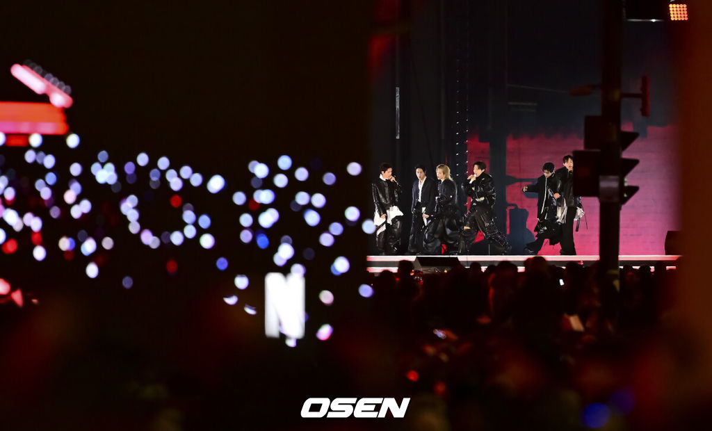 21일 오후 서울시 종로구 광화문 광장에서 'BTS 컴백 라이브: 아리랑'(BTS THE COMEBACK LIVE | ARIRANG) 공연이 열렸다.이번 공연은 BTS 멤버들이 약 3년 9개월 만에 선보이는 완전체 무대라는 점에서 전 세계 팬들의 이목을 집중시켰다. 특히 대한민국을 상징하는 공간인 광화문 광장에서 가수의 단독 공연이 열린 것은 이번이 처음으로 BTS의 글로벌 위상과 상징성을 다시 한번 입증했다.BTS가 공연을 펼치고 있다. 2026.03.21 / soul1014@osen.co.kr