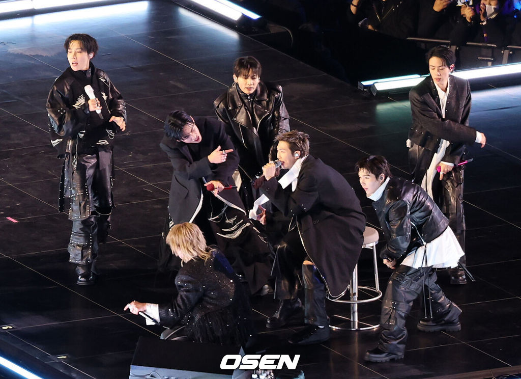 21일 오후 서울시 종로구 광화문 광장에서 'BTS 컴백 라이브: 아리랑'(BTS THE COMEBACK LIVE | ARIRANG) 공연이 열렸다.이번 공연은 BTS 멤버들이 약 3년 9개월 만에 선보이는 완전체 무대라는 점에서 전 세계 팬들의 이목을 집중시켰다. 특히 대한민국을 상징하는 공간인 광화문 광장에서 가수의 단독 공연이 열린 것은 이번이 처음으로 BTS의 글로벌 위상과 상징성을 다시 한번 입증했다.BTS가 공연을 펼치고 있다. 2026.03.21 /sunday@osen.co.kr[사진]사진공동취재단