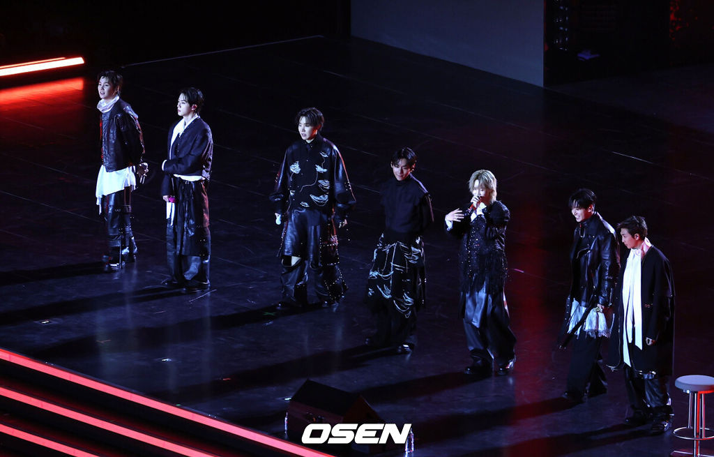 21일 오후 서울시 종로구 광화문 광장에서 'BTS 컴백 라이브: 아리랑'(BTS THE COMEBACK LIVE | ARIRANG) 공연이 열렸다.이번 공연은 BTS 멤버들이 약 3년 9개월 만에 선보이는 완전체 무대라는 점에서 전 세계 팬들의 이목을 집중시켰다. 특히 대한민국을 상징하는 공간인 광화문 광장에서 가수의 단독 공연이 열린 것은 이번이 처음으로 BTS의 글로벌 위상과 상징성을 다시 한번 입증했다.BTS가 공연을 펼치고 있다. 2026.03.21 /sunday@osen.co.kr[사진]사진공동취재단