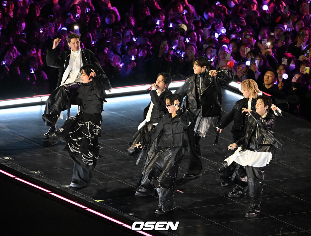 그룹 방탄소년단(BTS)이 21일 서울 광화문 광장에서 무료 복귀 공연 'BTS 컴백 라이브: 아리랑'(BTS THE COMEBACK LIVE | ARIRANG)을 펼쳐졌다. 방탄소년단은 전날 3년 9개월 만의 새 앨범인 정규 5집 ‘아리랑’을 발표했다. 타이틀곡 ‘스윔’은 멜론 ‘톱 100’ 차트 1위에 올랐고, 실물 음반도 발매 당일 약 400만장이 팔렸다. BTS의 RM, 진, 슈가, 제이홉, 지민, 뷔, 정국이 공연을 펼치고 있다. 2026.03.21 / rumi@osen.co.kr