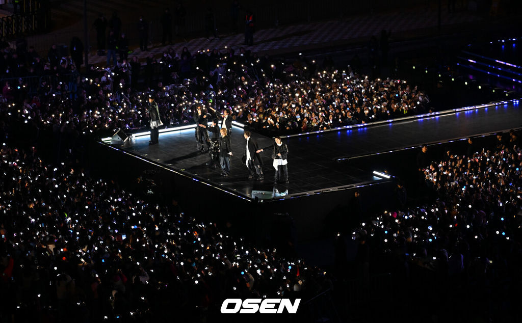 그룹 방탄소년단(BTS)이 21일 서울 광화문 광장에서 무료 복귀 공연 'BTS 컴백 라이브: 아리랑'(BTS THE COMEBACK LIVE | ARIRANG)을 펼쳐졌다. 방탄소년단은 전날 3년 9개월 만의 새 앨범인 정규 5집 ‘아리랑’을 발표했다. 타이틀곡 ‘스윔’은 멜론 ‘톱 100’ 차트 1위에 올랐고, 실물 음반도 발매 당일 약 400만장이 팔렸다. BTS의 RM, 진, 슈가, 제이홉, 지민, 뷔, 정국이 공연을 펼치고 있다. 2026.03.21 / rumi@osen.co.kr