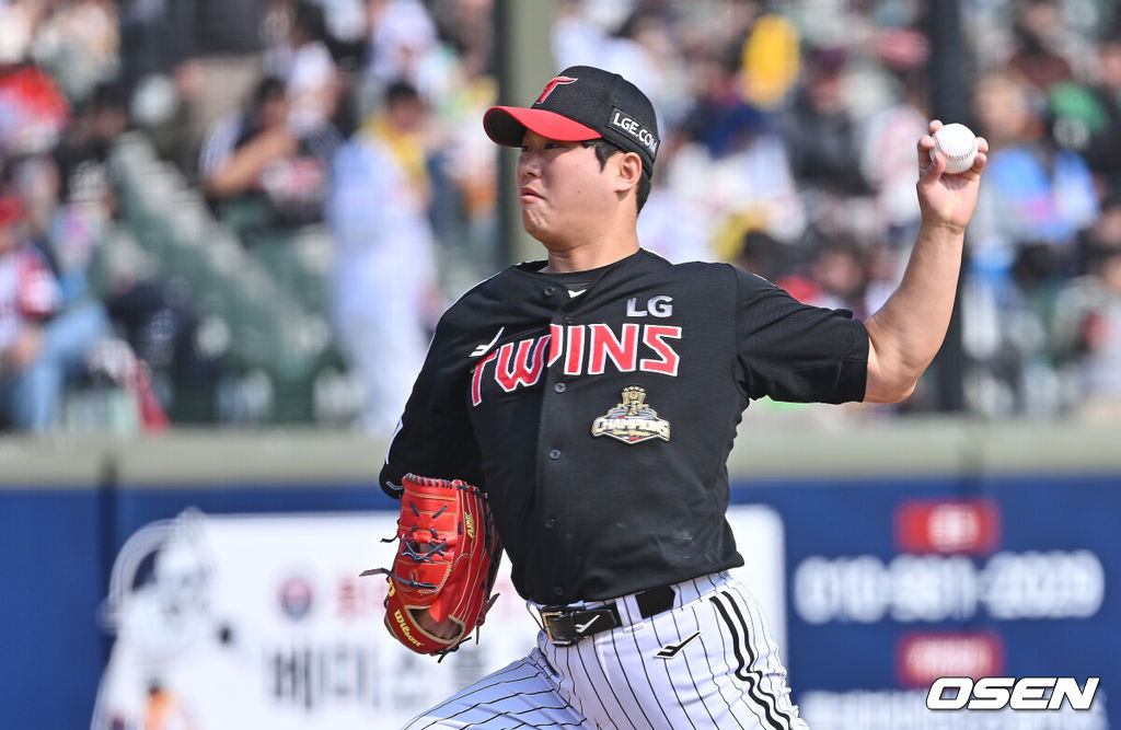 15일 부산 사직야구장에서 2026 신한 SOL KBO 리그 롯데 자이언츠와 LG 트윈스의 시범경기가 열렸다. 홈팀 롯데는 비슬리가, 방문팀 LG는 이민호가 선발 출전했다. LG 트윈스 함덕주가 역투하고 있다. 2026.03.15 / foto0307@osen.co.kr