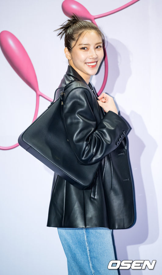 [OSEN=민경훈 기자] 17일 서울 중구 동대문디자인플라자(DDP)에서 2023 F/W 서울패션위크 '메트로시티' 컬렉션 포토콜 행사가 열렸다.<br /><br />가수 손담비가 입장하며 포즈를 취하고 있다. 2023.03.17 /rumi@osen.co.kr