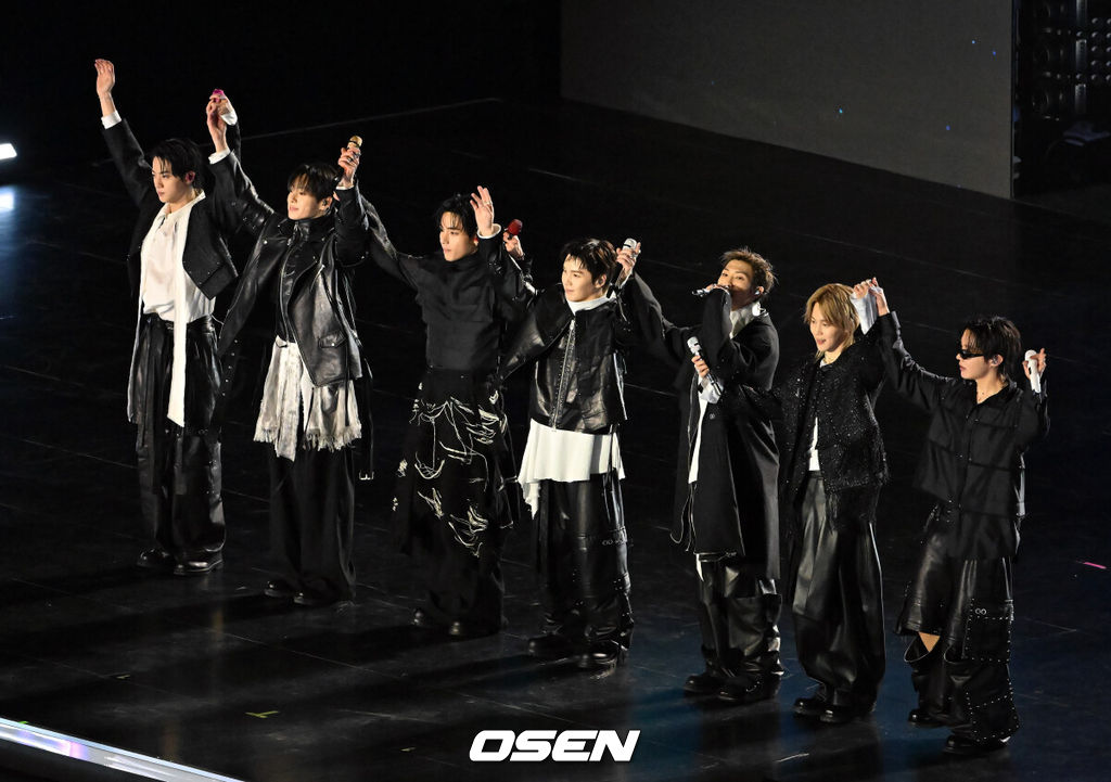 그룹 방탄소년단(BTS)이 21일 서울 광화문 광장에서 무료 복귀 공연 'BTS 컴백 라이브: 아리랑'(BTS THE COMEBACK LIVE | ARIRANG)을 펼쳐졌다. 방탄소년단은 전날 3년 9개월 만의 새 앨범인 정규 5집 ‘아리랑’을 발표했다. 타이틀곡 ‘스윔’은 멜론 ‘톱 100’ 차트 1위에 올랐고, 실물 음반도 발매 당일 약 400만장이 팔렸다. BTS의 RM, 진, 슈가, 제이홉, 지민, 뷔, 정국이 공연을 펼친 후 인사를 하고 있다. 2026.03.21 / rumi@osen.co.kr