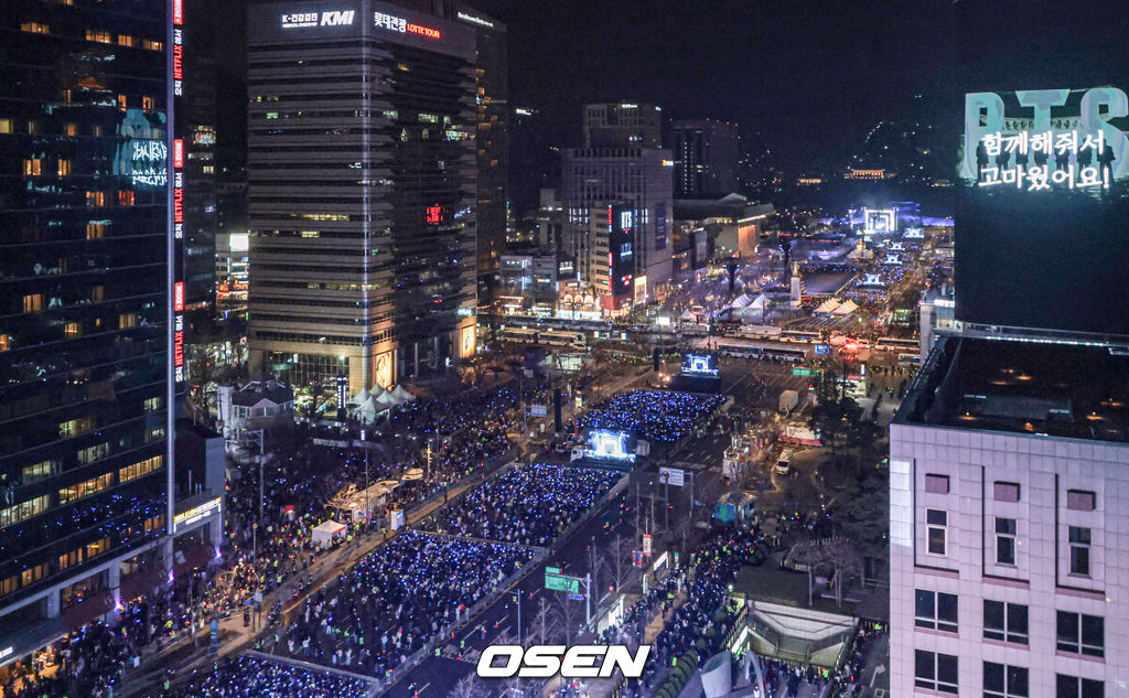 21일 오후 서울시 종로구 광화문 광장에서 'BTS 컴백 라이브: 아리랑'(BTS THE COMEBACK LIVE | ARIRANG) 공연이 열렸다.이번 공연은 BTS 멤버들이 약 3년 9개월 만에 선보이는 완전체 무대라는 점에서 전 세계 팬들의 이목을 집중시켰다. 특히 대한민국을 상징하는 공간인 광화문 광장에서 가수의 단독 공연이 열린 것은 이번이 처음으로 BTS의 글로벌 위상과 상징성을 다시 한번 입증했다.BTS가 공연을 펼치고 있다. 2026.03.21 /sunday@osen.co.kr[사진]사진공동취재단