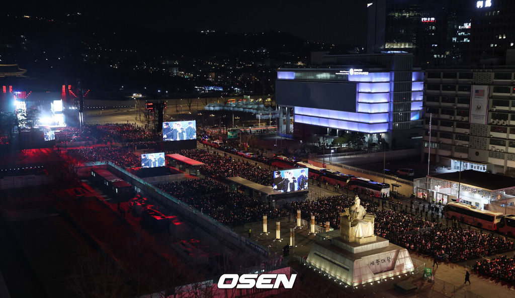 21일 오후 서울시 종로구 광화문 광장에서 'BTS 컴백 라이브: 아리랑'(BTS THE COMEBACK LIVE | ARIRANG) 공연이 열렸다.이번 공연은 BTS 멤버들이 약 3년 9개월 만에 선보이는 완전체 무대라는 점에서 전 세계 팬들의 이목을 집중시켰다. 특히 대한민국을 상징하는 공간인 광화문 광장에서 가수의 단독 공연이 열린 것은 이번이 처음으로 BTS의 글로벌 위상과 상징성을 다시 한번 입증했다.BTS가 공연을 펼치고 있다. 2026.03.21 /sunday@osen.co.kr[사진]사진공동취재단