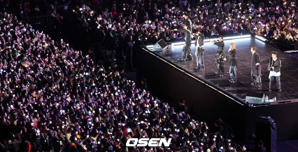 21일 오후 서울시 종로구 광화문 광장에서 'BTS 컴백 라이브: 아리랑'(BTS THE COMEBACK LIVE | ARIRANG) 공연이 열렸다.이번 공연은 BTS 멤버들이 약 3년 9개월 만에 선보이는 완전체 무대라는 점에서 전 세계 팬들의 이목을 집중시켰다. 특히 대한민국을 상징하는 공간인 광화문 광장에서 가수의 단독 공연이 열린 것은 이번이 처음으로 BTS의 글로벌 위상과 상징성을 다시 한번 입증했다.BTS가 공연을 펼치고 있다. 2026.03.21 /sunday@osen.co.kr[사진]사진공동취재단