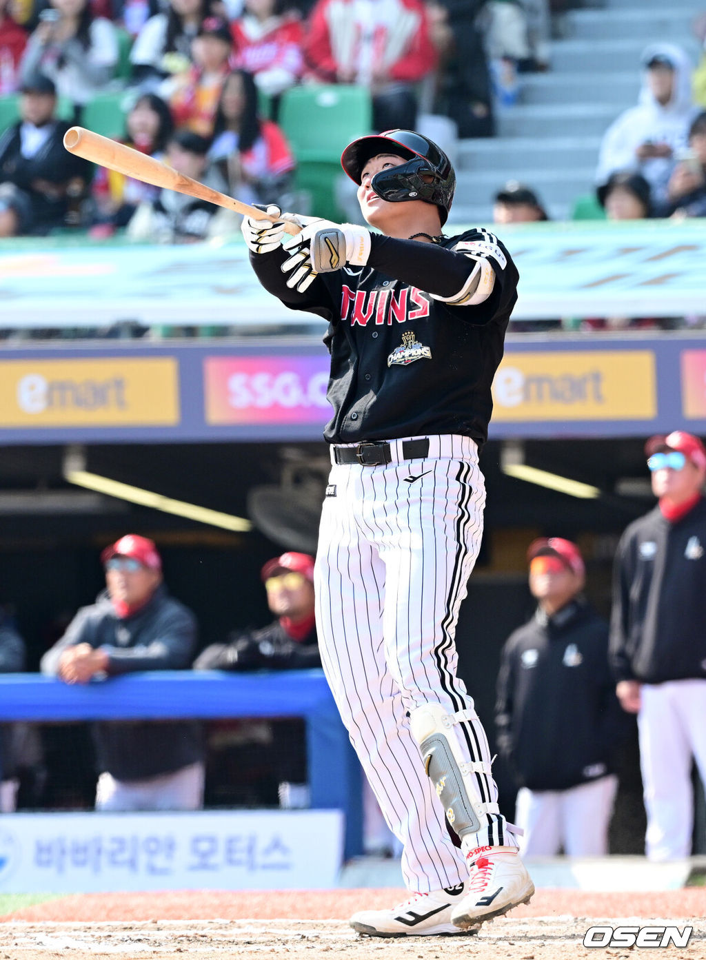 20일 인천 SSG랜더스필드에서 ‘2026 신한 SOL KBO리그’ 시범경기 SSG 랜더스와 LG 트윈스 경기가 열렸다.홈팀 SSG는 김민준, 방문팀 LG는 요니 치리노스를 선발로 내세웠다.6회초 1사 주자없는 상황 LG 이재원이 동점 좌월 솔로포를 날리고 타구를 바라보고 있다. 2026.03.20 / dreamer@osen.co.kr