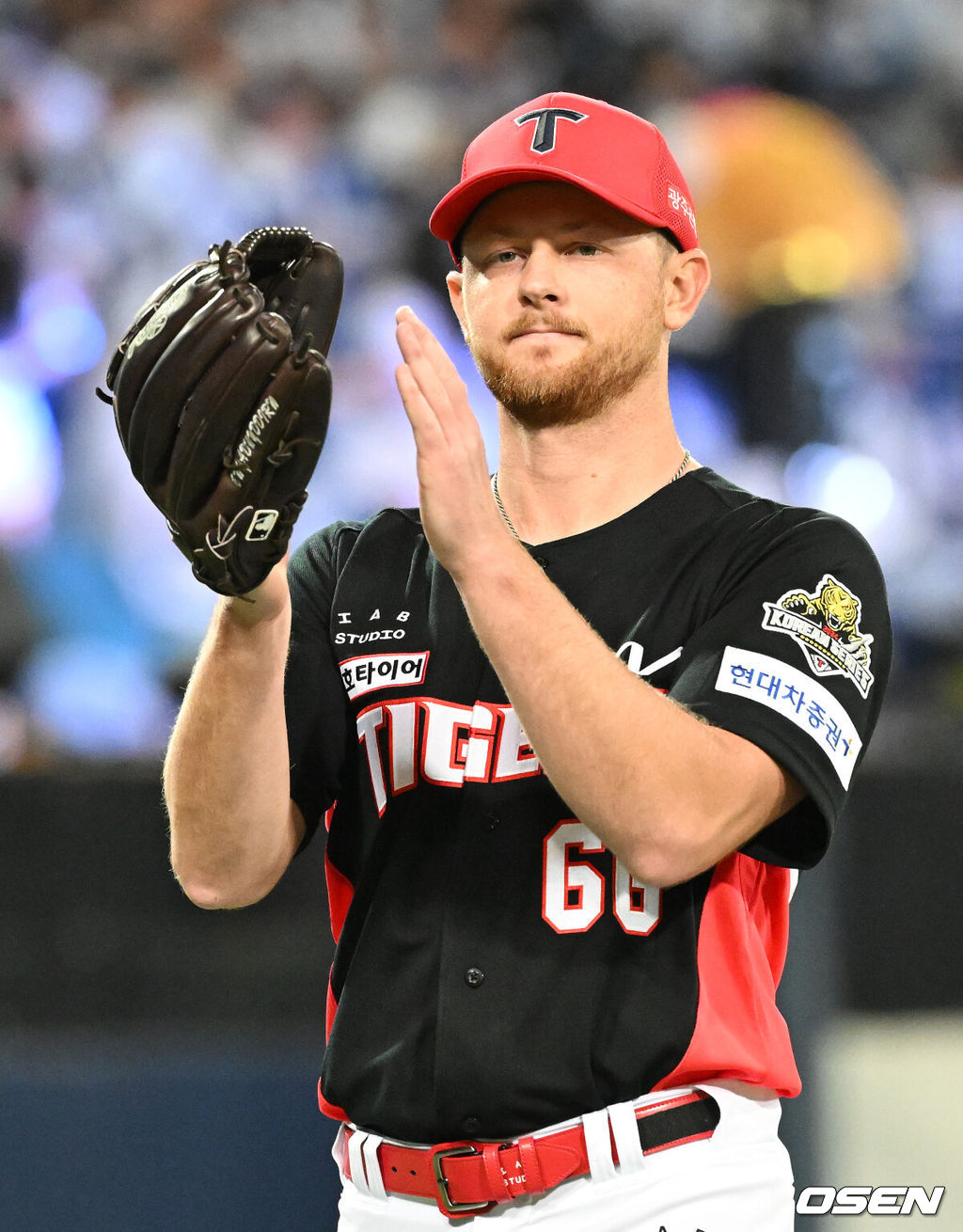 25일 대구삼성라이온즈파크에서 2024 신한 SOL뱅크 KBO 한국시리즈 3차전 삼성 라이온즈와 KIA 타이거즈의 경기가 열렸다.삼성은 대니 레예스, KIA는 에릭 라우어를 선발 투수로 내세웠다.6회말 무사 1루에서 KIA 라우어가 마운드를 내려가며 관중석을 향해  박수를 치고 있다. 2024.10.25 / sunday@osen.co.kr